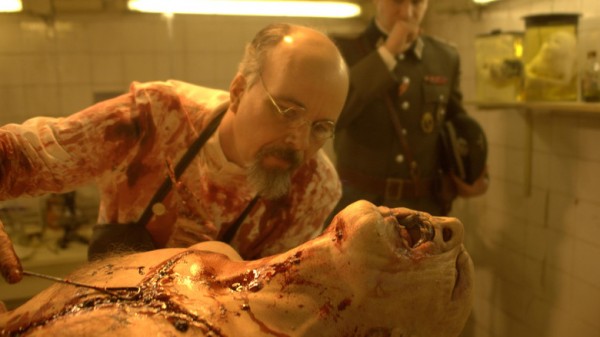 Sadistický doktor. Kde bere ty upíry je mi záhadou...